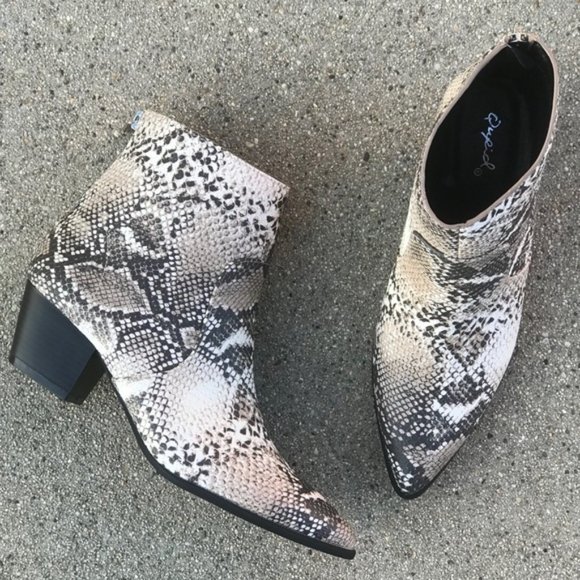 Qupid Shoes - Qupid Mystique Pointy Toe Snakeskin Ankle Boots